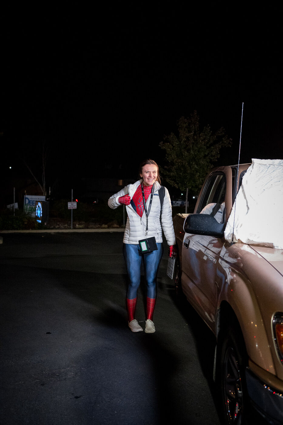 Elie on set, photo 7
