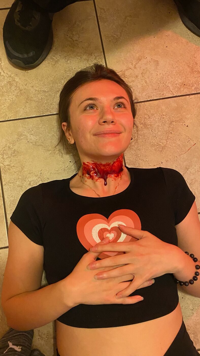 Elie on set, photo 8