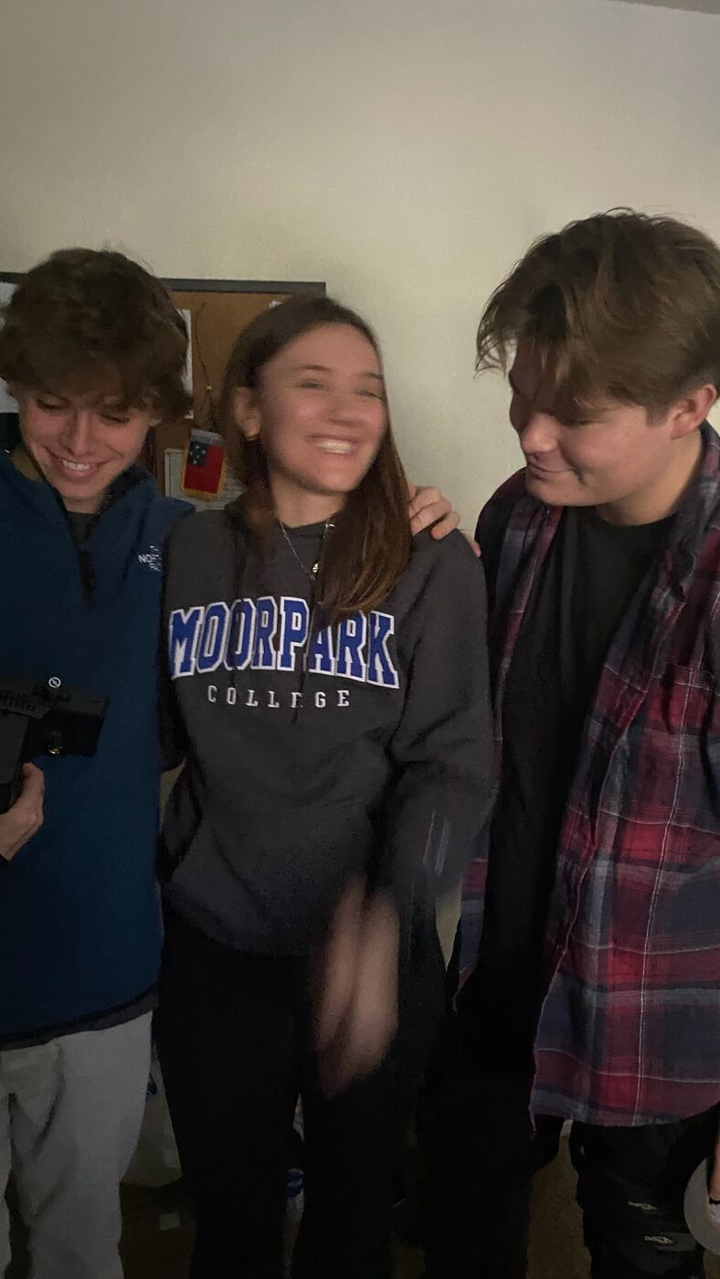Elie on set, photo 15