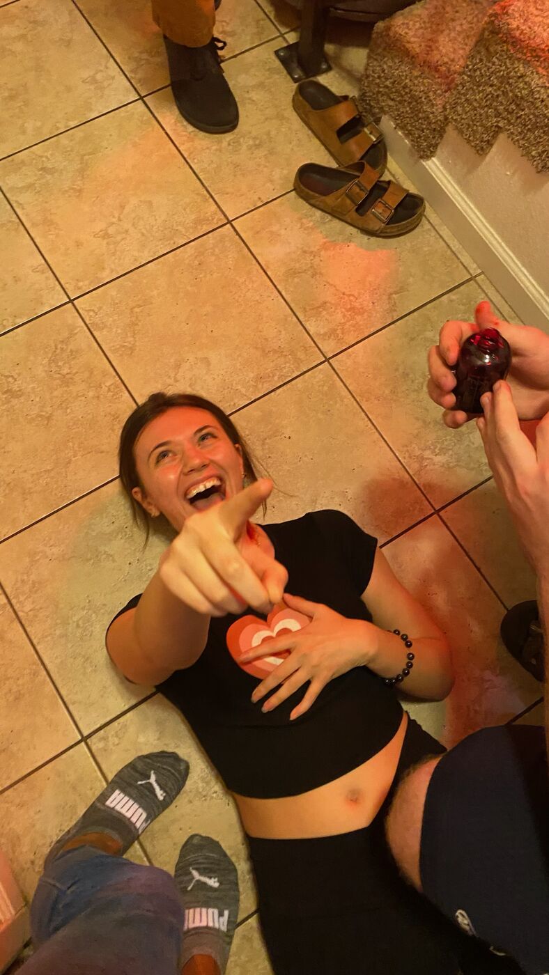 Elie on set, photo 17