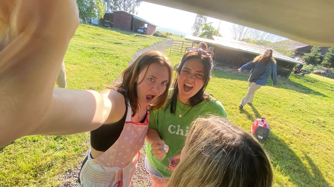 Elie on set, photo 29